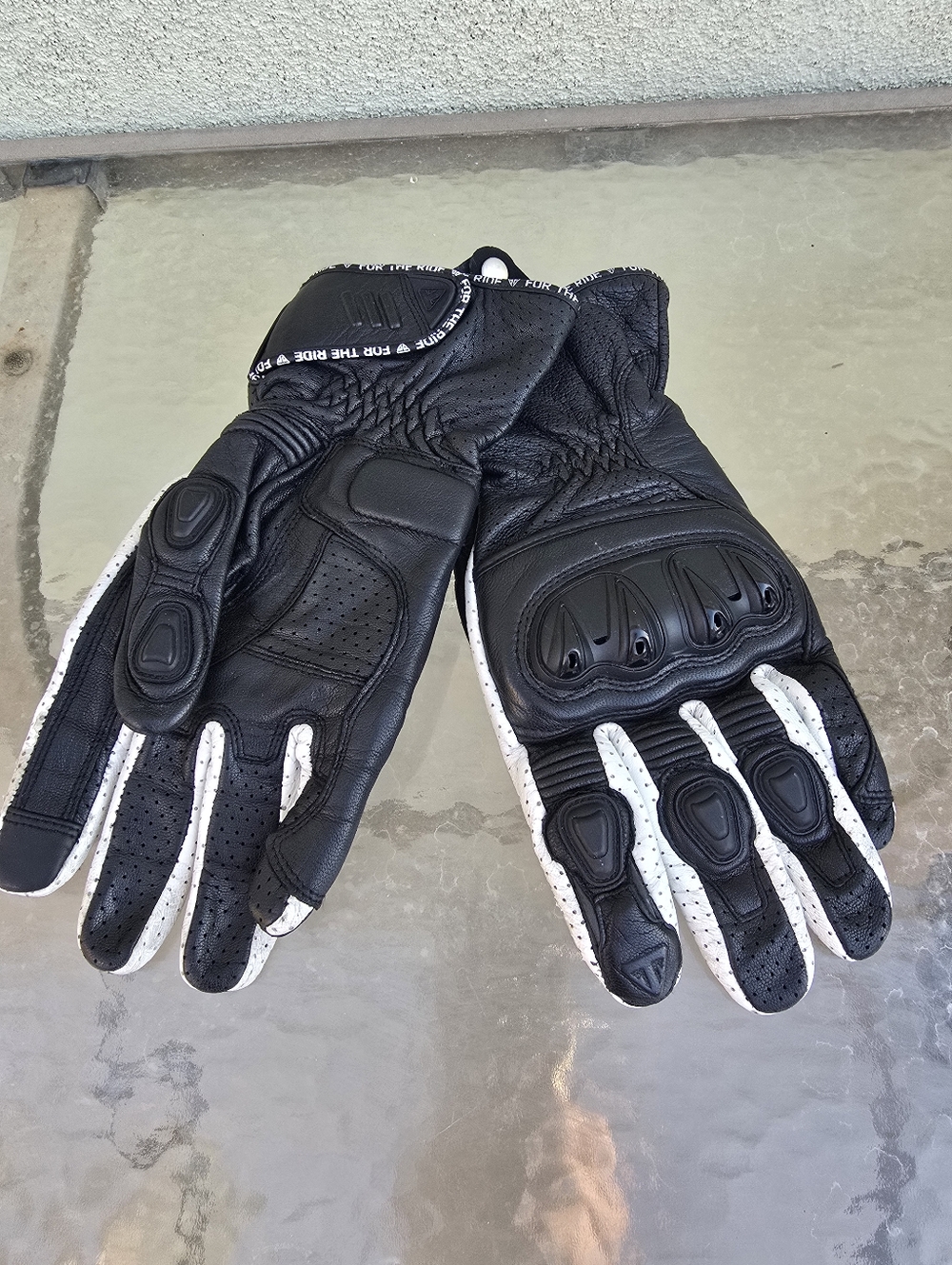 Triumph Black and White Motorcycle Gloves - Picture 2 of 4